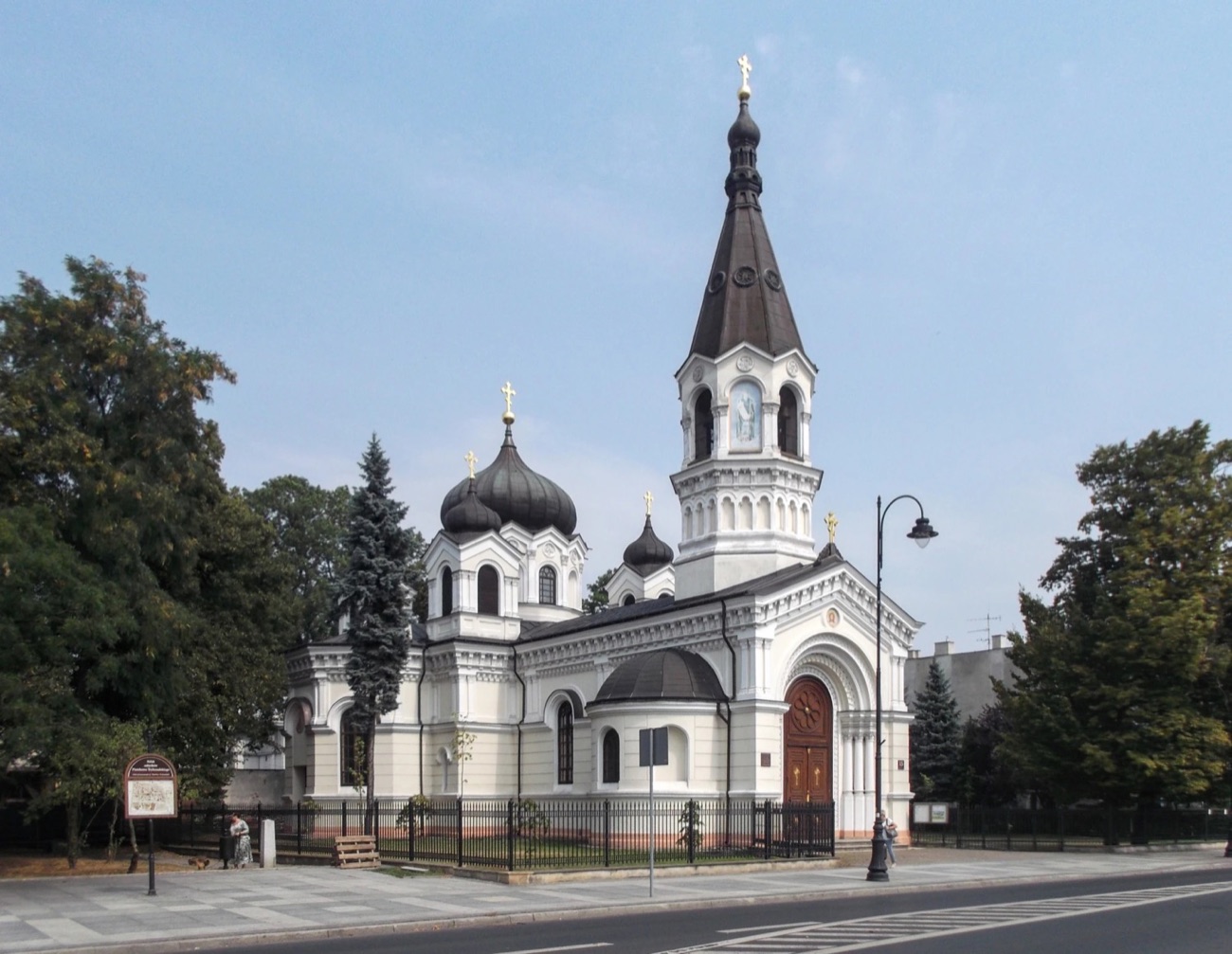 Sobór Wszystkich Świętych w Piotrkowie Trybunalskim — fasada