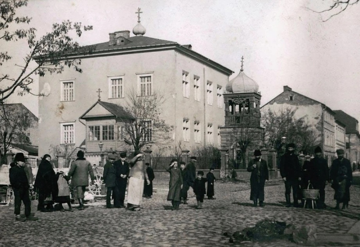 Zamek z prawoslawną kopulą i dzwonnicą